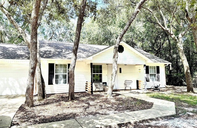 Under the Oaks - dog friendly near water and 15 min to Downtown Ocean Springs