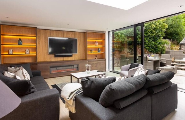 UNDERHOWE, family friendly, with open fire in Grasmere