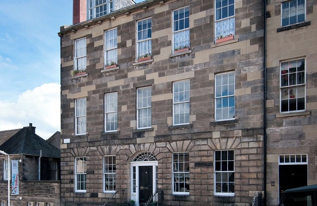 Union Street [363] is a Spacious 3 bedroom Georgian apartment in the city centre.