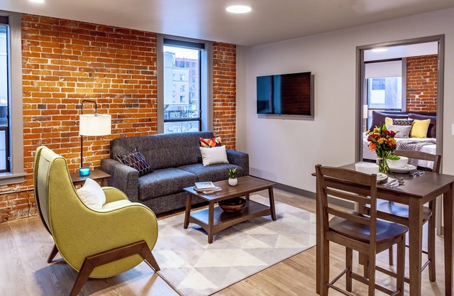 Unique 2 Bed Riverfront Park Travel Apartment