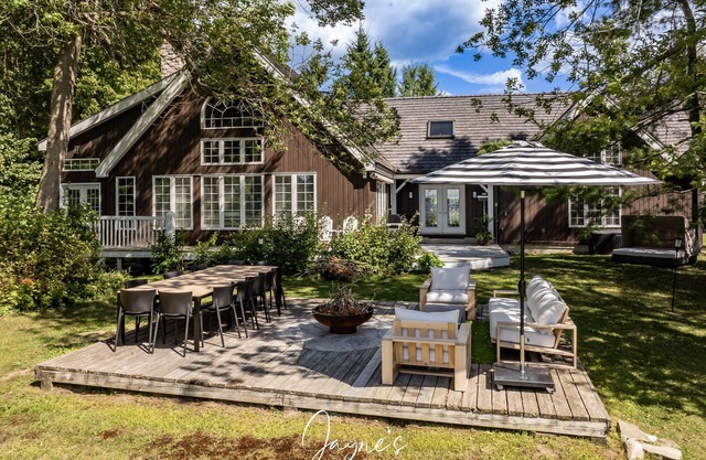 Unique 4 bed 5 bath cottage with 3 bed 2 bath guest cottage on Lake Muskoka