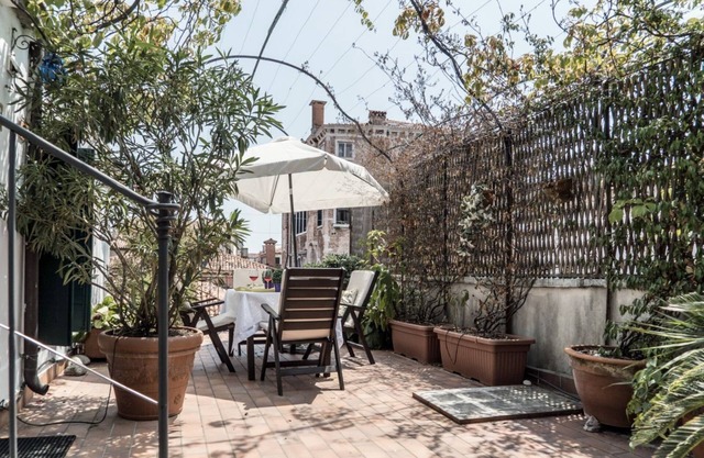 Unique apartment in Venice with 3 terraces facing the roofs of Venice and canals