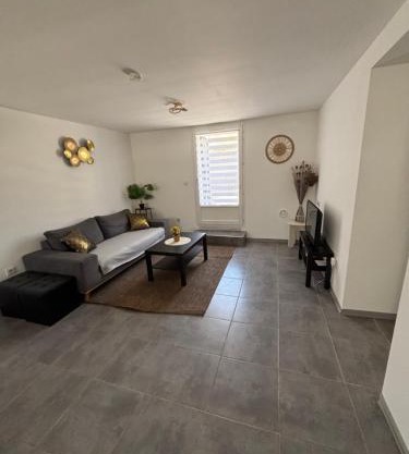 UNIQUE Appartement cosy dans villa avec piscine très bien placé