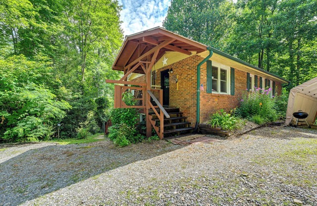 Unique & Artsy Cabin w/Mountain Views!