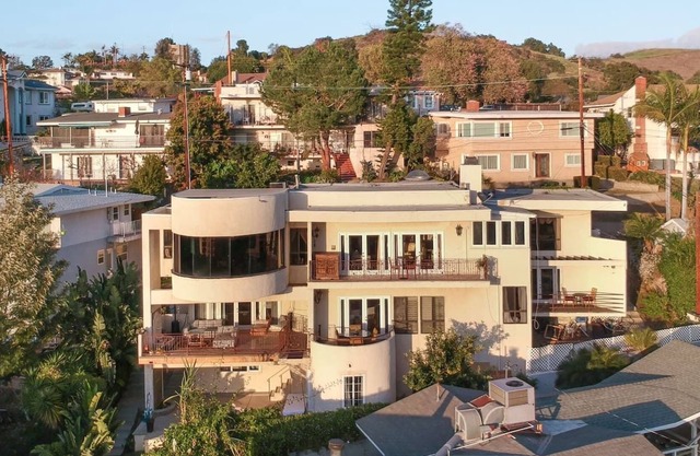Unique beautiful hilltop home - panoramic views