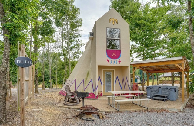 Unique Bryant Vacation Rental w/ Private Hot Tub!