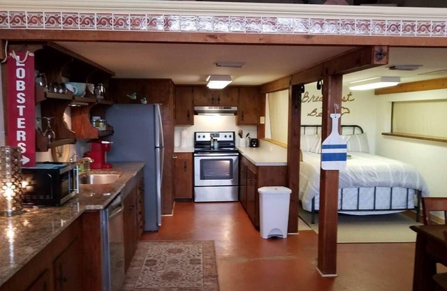 Unique Coastal Loft Getaway @ Historic Freeport