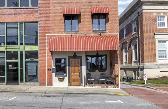 Unique Couple's Getaway in the Heart of Downtown