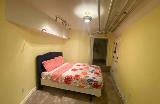 Unique, cozy & spacious basement apt close to NYC