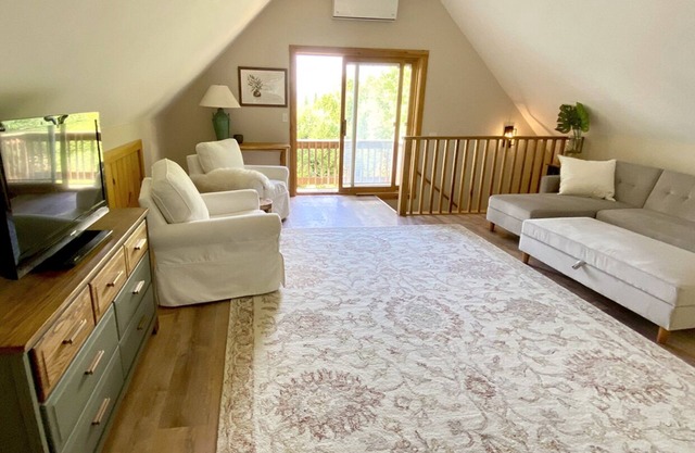Unique family getaway, sunset mountain views, close to skiing and lakes
