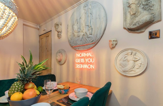 Unique Hidden Stay - Central Cheltenham - Sleeps 6