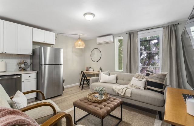 Unique Modern Studio- Centrally located; fireworks; AC