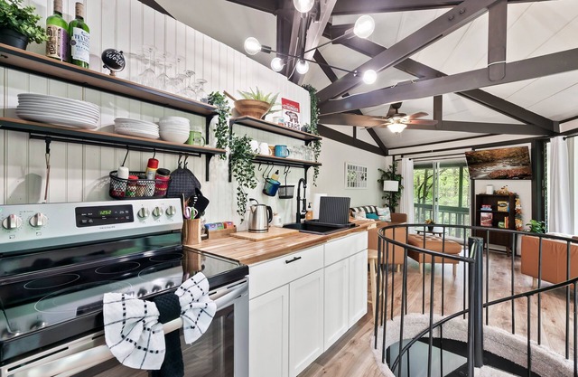 Unique octagon treehouse chalet, panoramic forest views, community pool.