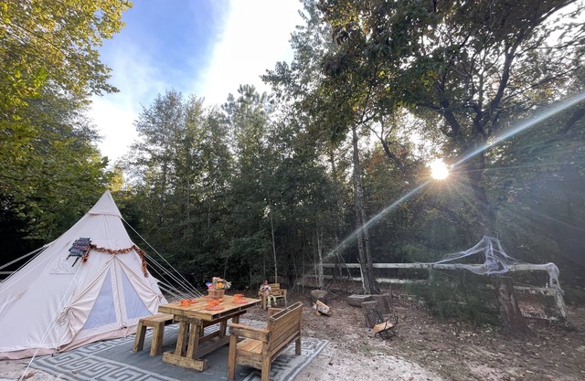 Unique SandyLand FARMSTAYS GLAMPING TeePee w/mini horses/cows/goats/chickens