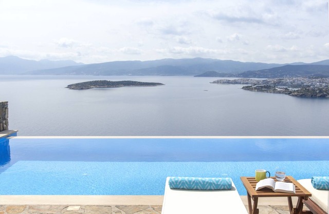 Unique & stunning property for 2. Large private infinity pool. Stunning position
