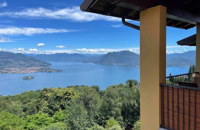 Unique view over the Lake, charming house surrounded by nature
