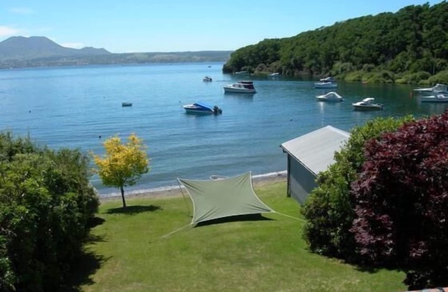 Unique Waterfront Bach. 913 Acacia Bay Road. Taupo