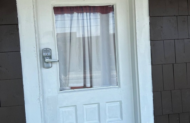 Unit# 1 Apartment, 2 Bedrooms,one bathroom 5 minutes from Niagara Falls