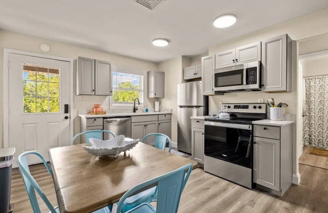 Unit 2-Walk/Bike to Beach! Bikes Included!