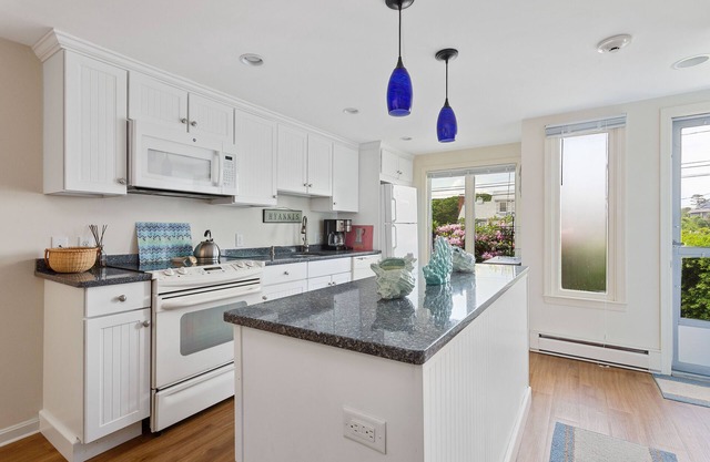 Unit 7 Poolside 2BD-A/C, Private Balcony, Association Beach & Pool