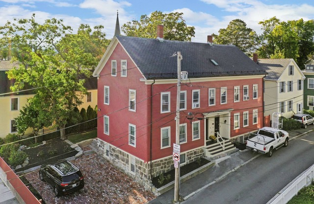 Unit1 Beautiful PRIVATE LARGE 3 bedroom/2 bath townhome. Close to ALL HISTORIC