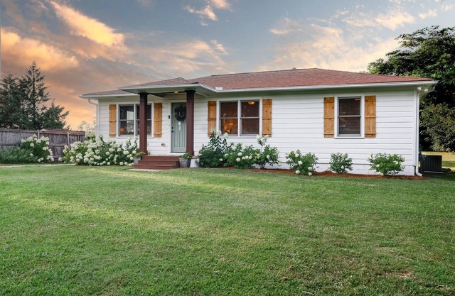 Unmatched Views, 3 blocks from Historic Marietta Square - Limelight Cottage
