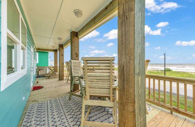 UNOBSTRUCTED Beach AND Bay views, 100m to beachnnn
