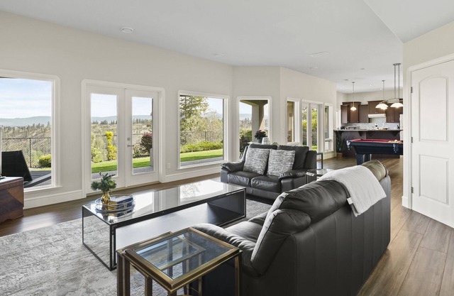 Unobstructed View Of the Lake/City/Mountains -2 Bedroom&Den - Sleeps 5