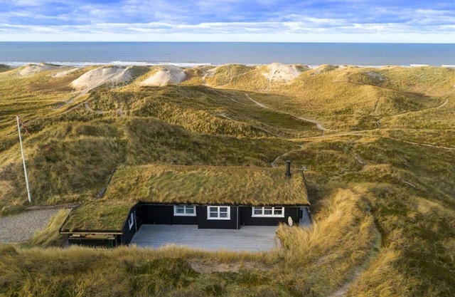 Unobtrusive holiday home with sea views in a wonderful dune location for 4 persons