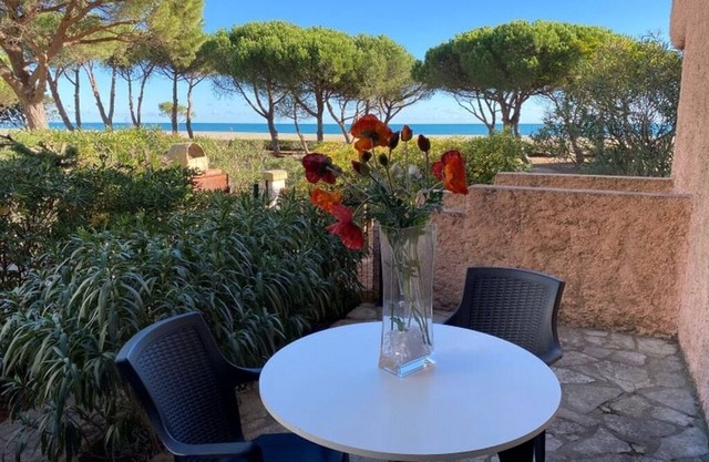Unobtrusive sea view