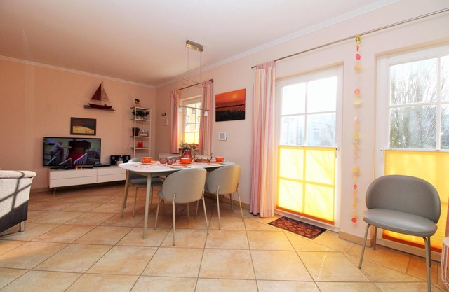 Uns Strandhus WE 11: tastefully furnished 3-room apartment close to the beach