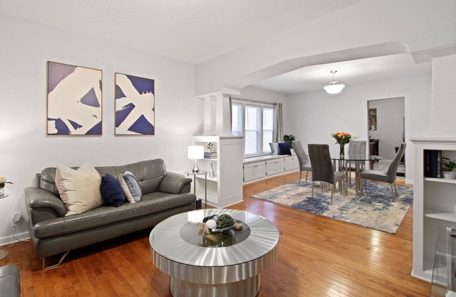 Unwind at Burrell Bay, our fully equipped 2-bedroom apartment in Bay View/Mke.