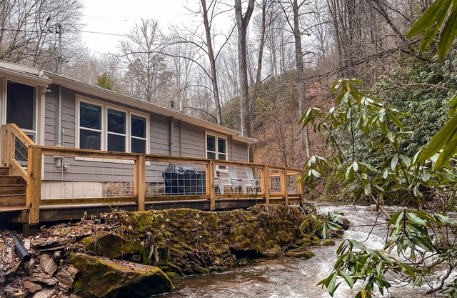 "UNWIND BY THE WATER'S EDGE" Beautiful 2/1 Cabin w/Hot Tub on Roaring Creek!