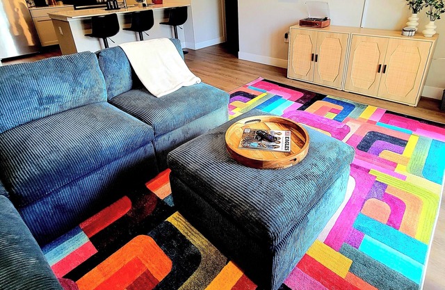 Unwind in Comfort – Modern 1BR w/Pool, Gym, Free Parking & a Cozy Sectional to Lounge In