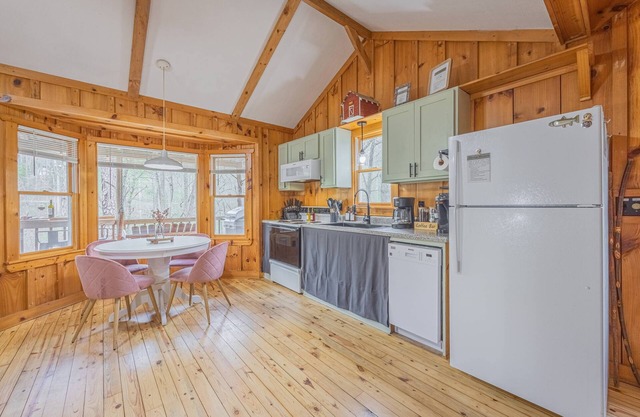 Up Country - Creekside - Hot Tub - Close to Wineries & Town