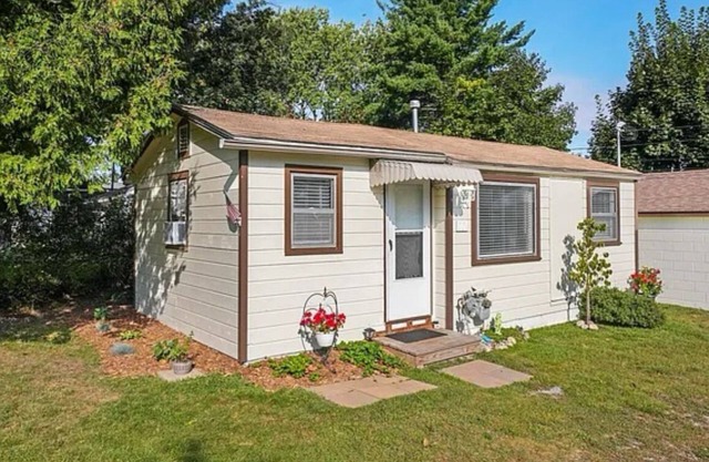 Updated 1-bedroom cottage with WiFi in Houghton Lake by the Lake and Golf Course