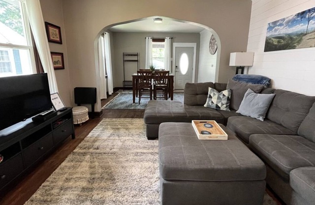 Updated 1-Bedroom w/ King + Full Kitchen & Private Laundry