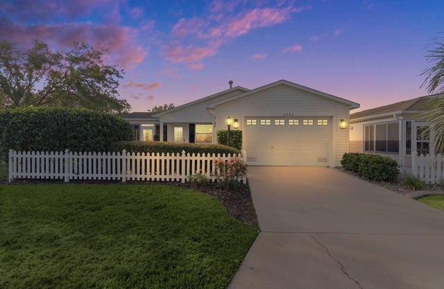 Updated 2 bedroom house The Villages, Walk to pool, 2 miles to SQ, Pet friendly