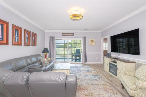 Updated 3 BR Condo-Golf Course Views! Magnolia Pointe 201