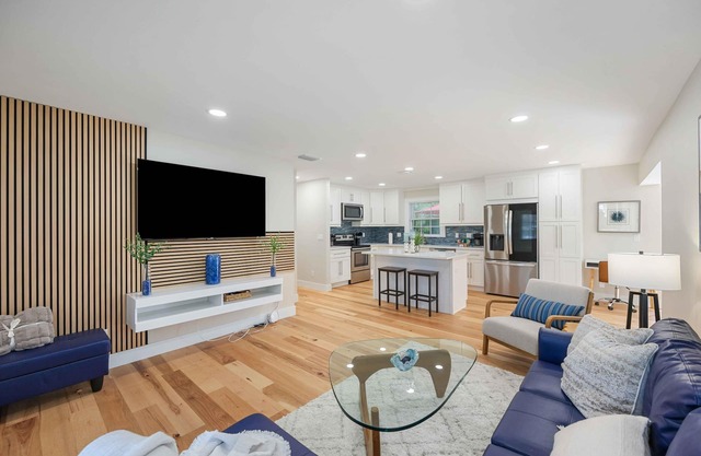 Updated and upgraded. Close to Beaches, Downtown, Hospital.