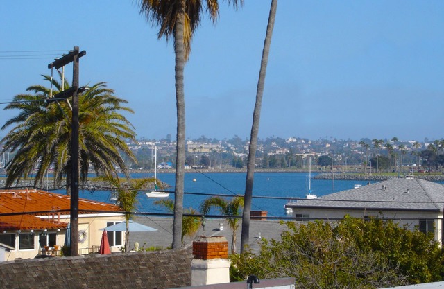 Updated Beach Condo with Air Conditioner-Steps to Sand- Sleeps 6