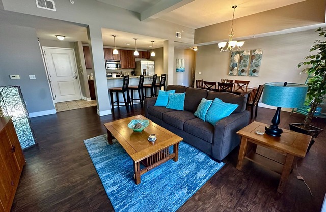 Updated Condo Near Beaches, Downtown, Restaurants, and Shops