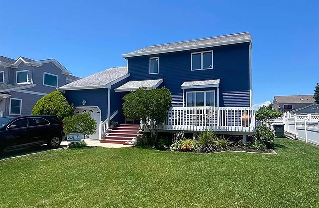 Updated Family Beach House with fenced yard - 5 min walk to the beach!