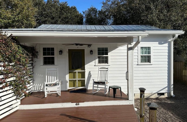 Updated Guest House in Beaufort Historic District-Walkable to Front Street!