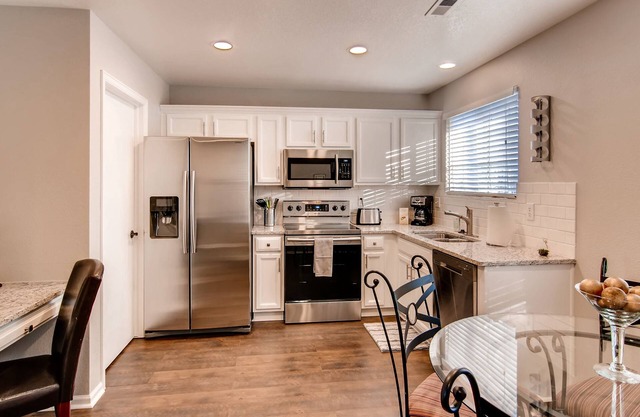 ★Updated Home★ 20min to Denver, back patio w/gas firepit, pet friendly