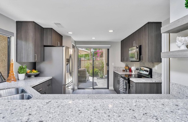 Updated Ironwood Country Club condo, 27/7 Gated community. 5 min to El Paseon