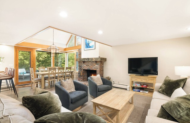 Updated Mountain Chalet with shuttle to Stratton