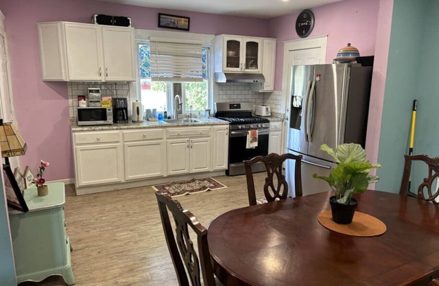 Updated Spacious & Stylish 3-B 2-Bath Home Akron
