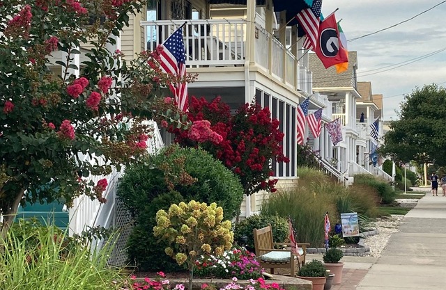 Updated Top Floor Condo 1 1/2 block to beach with off street parking