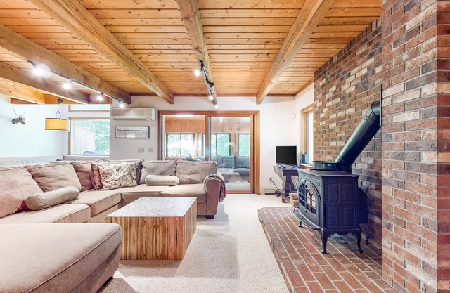 Updated townhouse near Story Land w/central AC, pool, game room, & free WiFi